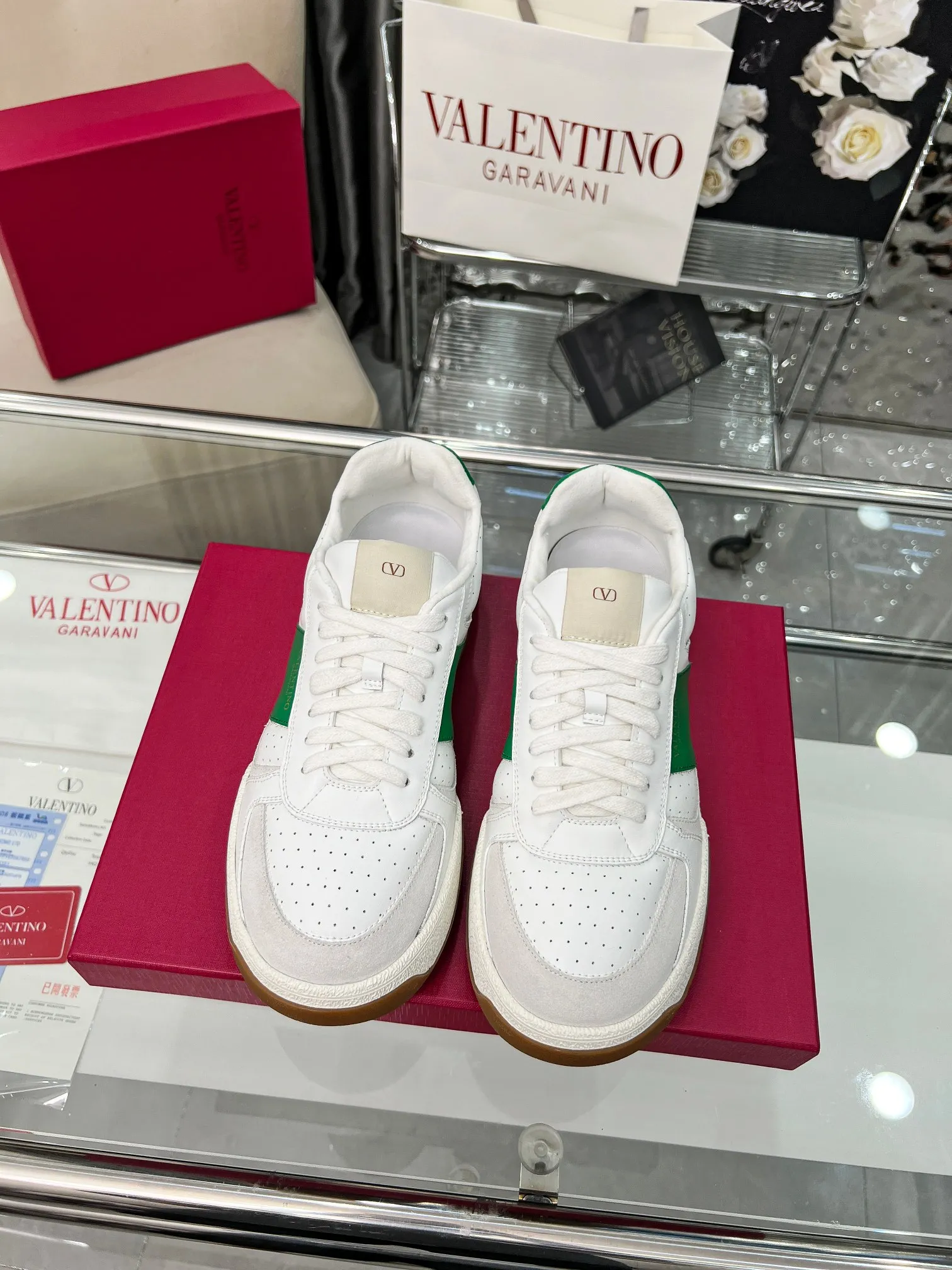 【Valentino】P: 660💰 Couple style, size: women 35-40▪️men 39-44 (customized at 45.46) Valentino 𝑶𝒏𝒆𝑺𝒕𝒖𝒅 Couple sports shoes series Valentino 2025 new couple sports shoes are on sale. The original ZP purchase and disassembly. Repeated pattern making and modification. 1:1 restoration! Top luxury masterpiece, lace-up design, soft and comfortable imported calfskin brings excellent elegant texture and excellent on-foot comfort. Top purchasing version upper: imported calfskin surface/original oil edge craftsmanship. Lining: water-dyed sheepskin lining. Outsole: original development 𝐓𝐏𝐔 two-color combination outsole. Packaging: full package with original configuration.